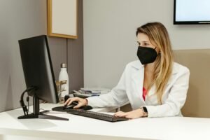 Emploi Santé et Soins: Métiers qui Recrutent et Salaires