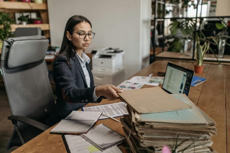 Secrétaire Administratif : Missions, Salaire et Recrutement